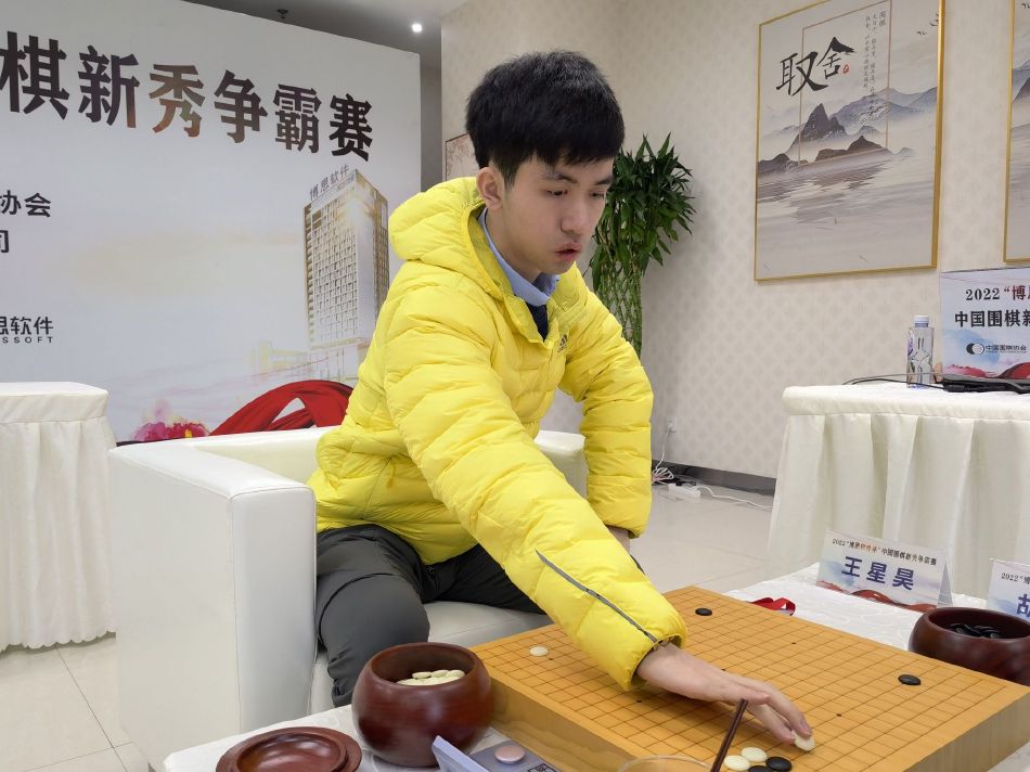 台语片曾有过风光的年月，那时的片子几近都在台北北投取景，所以人称北投为“台湾好莱坞”。八年级生小婕（李亦捷 饰），始终不相信台语片有过这么夸姣的期间，但阿公刘奇生（龙劭华 饰）老是一脸自豪的说：“阿公我可是那时最红的王牌年夜编剧”……对这件事，小婕始终存疑。小婕有个 得了掉智症的阿嬷（沈海蓉 饰），病情日趋严重，竟传播鼓吹本身是万宝龙的太太……“万宝龙”是昔时台语片时期最红的小生。小婕不解阿嬷为什么老是对这人记忆犹新，因而，阿公然始跟她讲起一段昔时产生在“台湾好莱坞”的Love Story……1969年，片子《七号特务》上映。不雅众年夜排长龙，争睹随片登台的万宝龙（王柏杰 饰）风釆；那时正堕入创作低潮的奇生（蓝正龙 饰），在后台相逢了一个翻墙进来偷看片子的女孩——蒋美月（安心亚 饰）。美月为了追星，跷家北上，一个人缘际会进进剧组，当起了姑且演员；没多久，奇生便被女孩古灵精怪的个性所吸引；另外一方面，他却没法躲避傲岸女明星金月凤（天心 饰）不断支出的浓郁感情……《七号特务》全台湾年夜卖，续集趁胜追击，没料开拍没多久，导演竟在片场猝逝！老板遂要怀有导演梦的奇生救火，而他与美月的豪情也有了进一步的成长；这时候，金月凤却传播鼓吹本身有了奇生的小孩……面临一部多难多灾的片子，和好像片子情节般的盘曲爱情，奇生事实可否力挽狂澜？而阿嬷的梦中恋人倒底是万宝龙，仍是阿公？数十年后的小婕行将从阿公口中，获得一个埋躲已久的动听谜底……